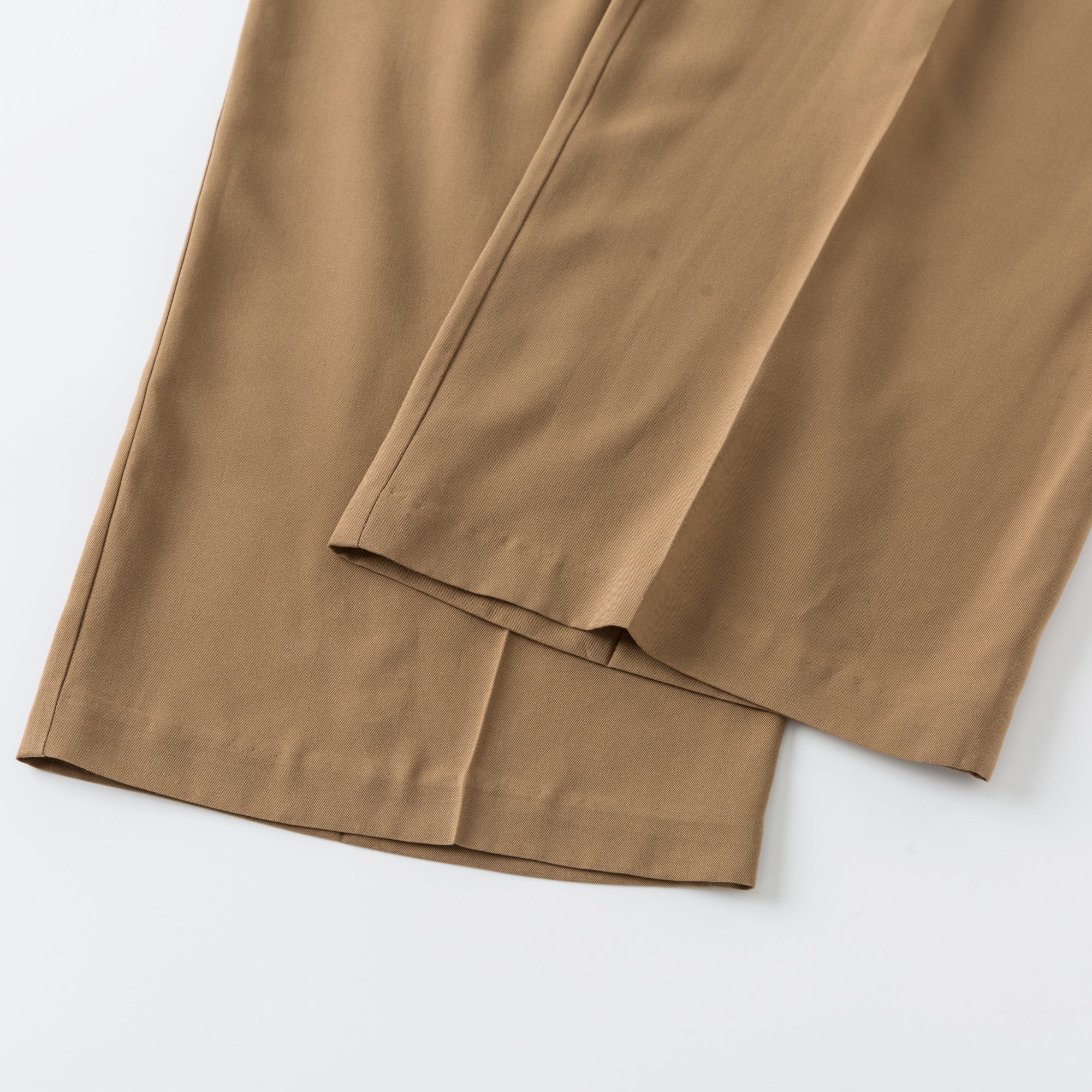 Ther. Camel High-waisted Pleated Trousers | MADA IN CHINA