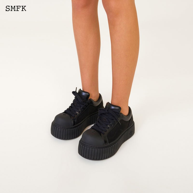 SMFK Compass Hug Skater Shoes In Black | MADA IN CHINA