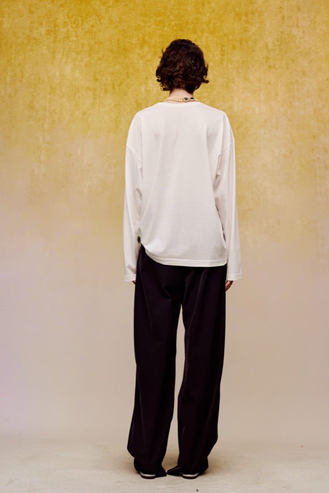 ilEWUOY Deep U-neck Long-sleeved T-shirt in White | MADA IN CHINA