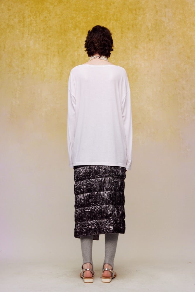 ilEWUOY DeRong V-neck Long-sleeved T-shirt in White | MADA IN CHINA