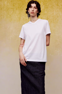 ilEWUOY White Embroidered Small V-neck T-shirt | MADA IN CHINA