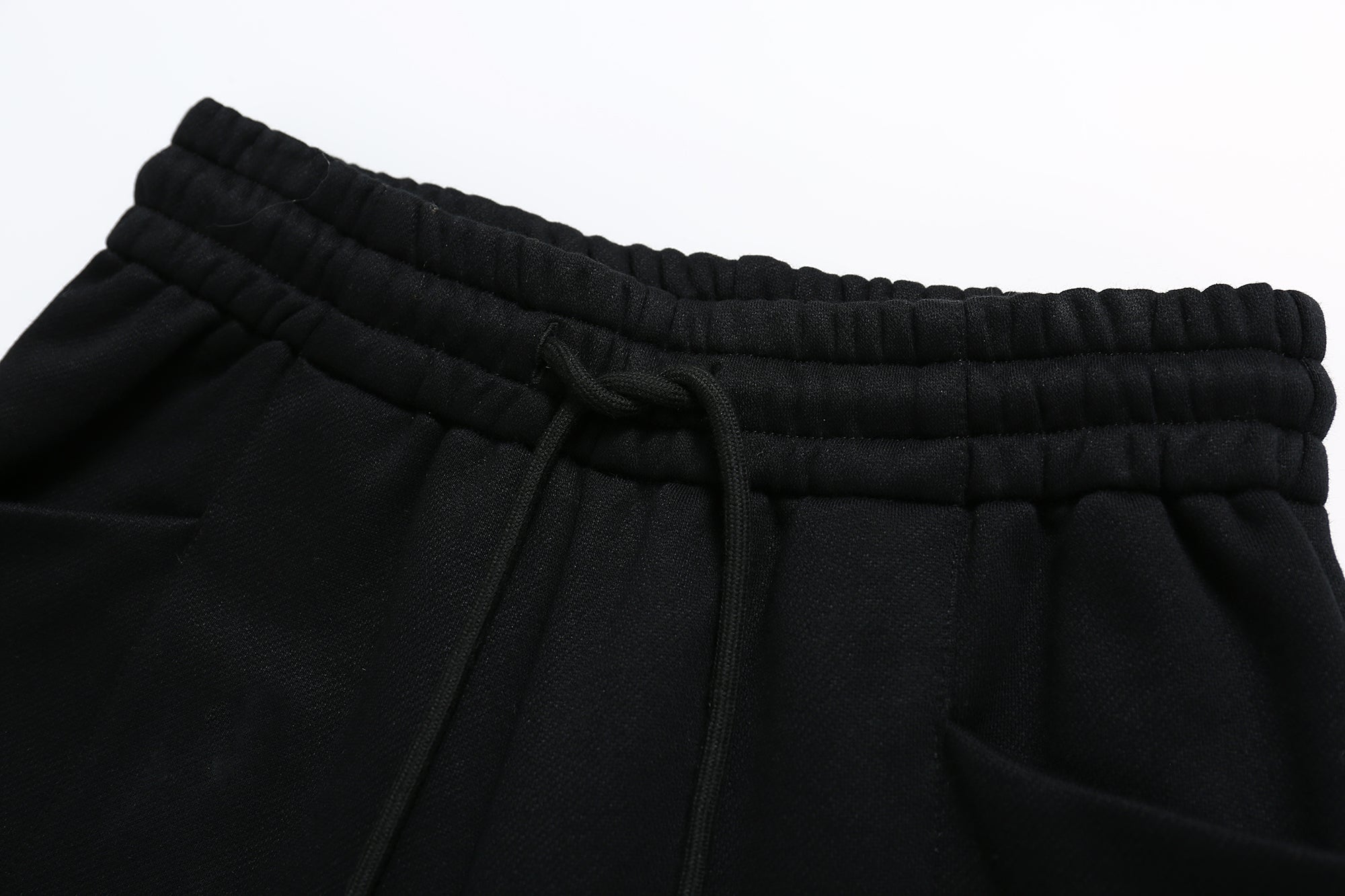SOMESOWE Black Cropped Sweatpants | MADA IN CHINA