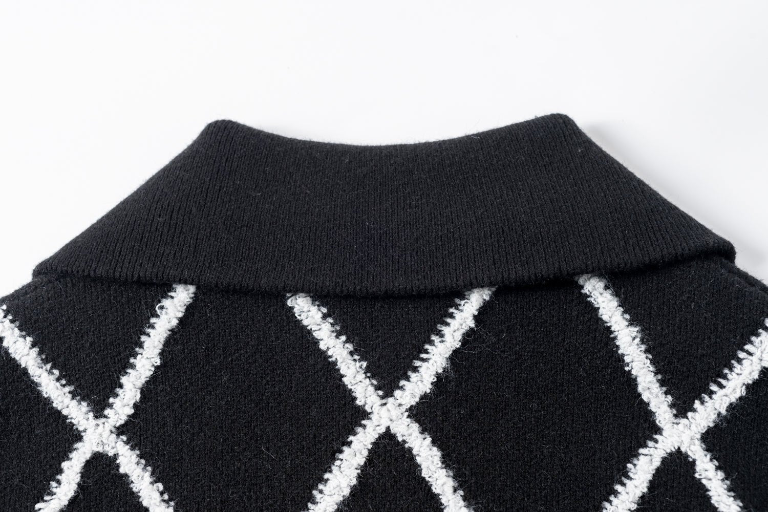 SOMESOWE Black Diamond Checkered Zipper Sweater | MADA IN CHINA