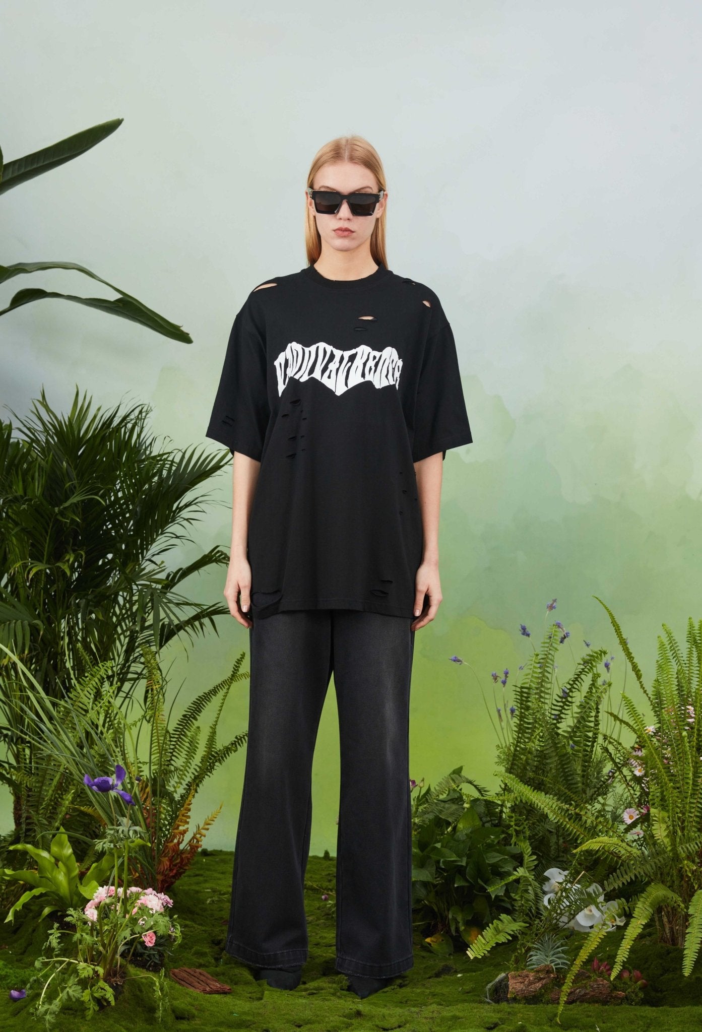 VANN VALRENCÉ Black Ripped Print T-shirt | MADA IN CHINA