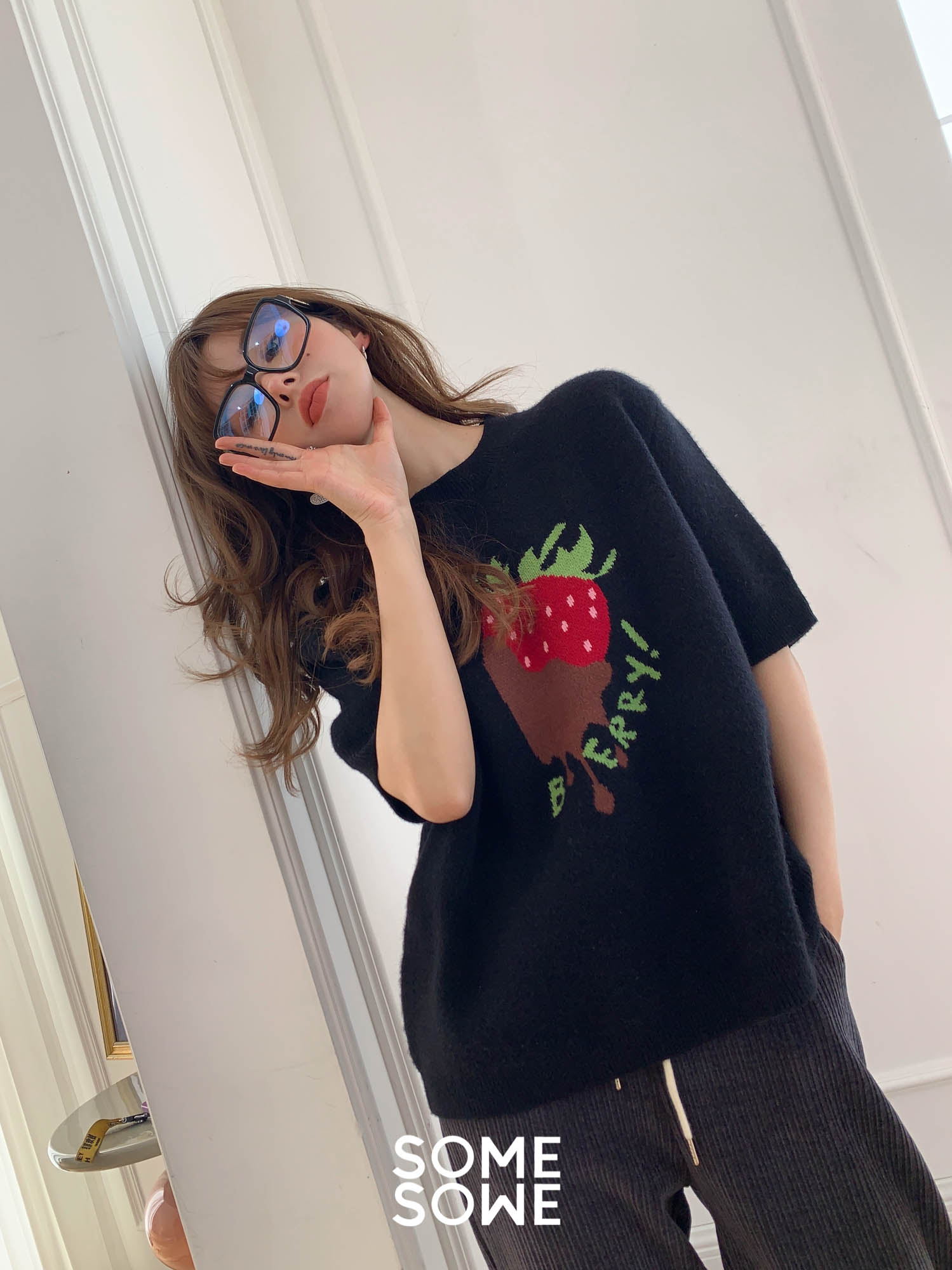SOMESOWE Black Strawberry Fruit T-shirt | MADA IN CHINA