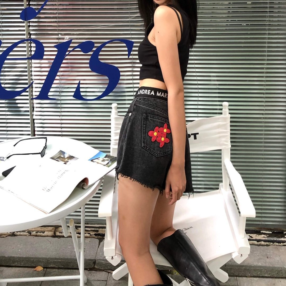 ANDREA MARTIN Flower Denim Shorts Black | MADA IN CHINA