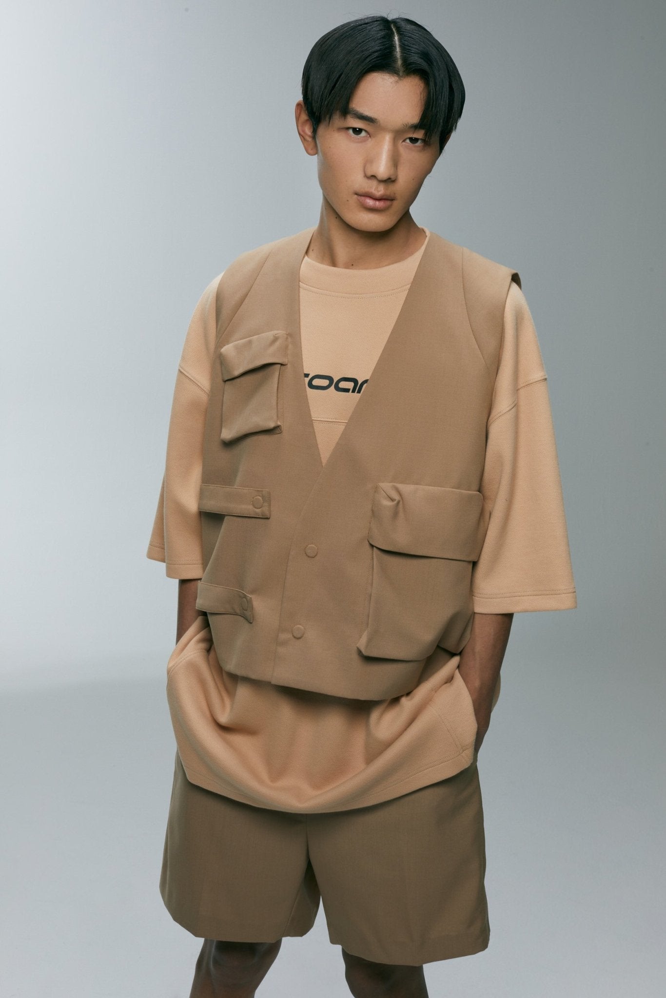 ROARINGWILD Khaki Magnet Buckle Vest | MADA IN CHINA