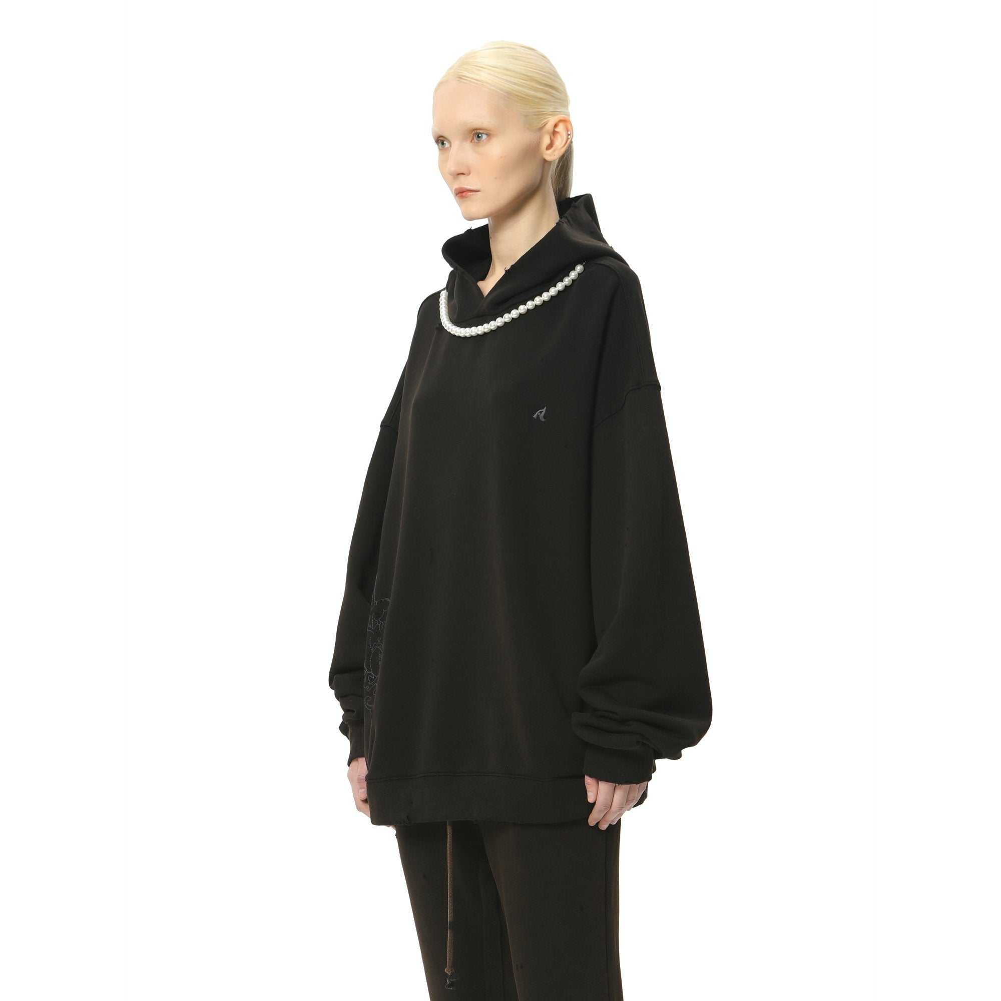 AIN'T SHY Pearl Necklace Hoodie Ore Black | MADA IN CHINA