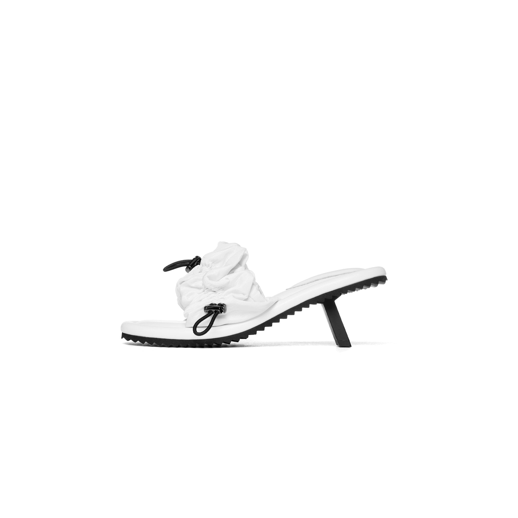 LOST IN ECHO White Flower Bud Pleated Round Head Sandals | MADA IN CHINA